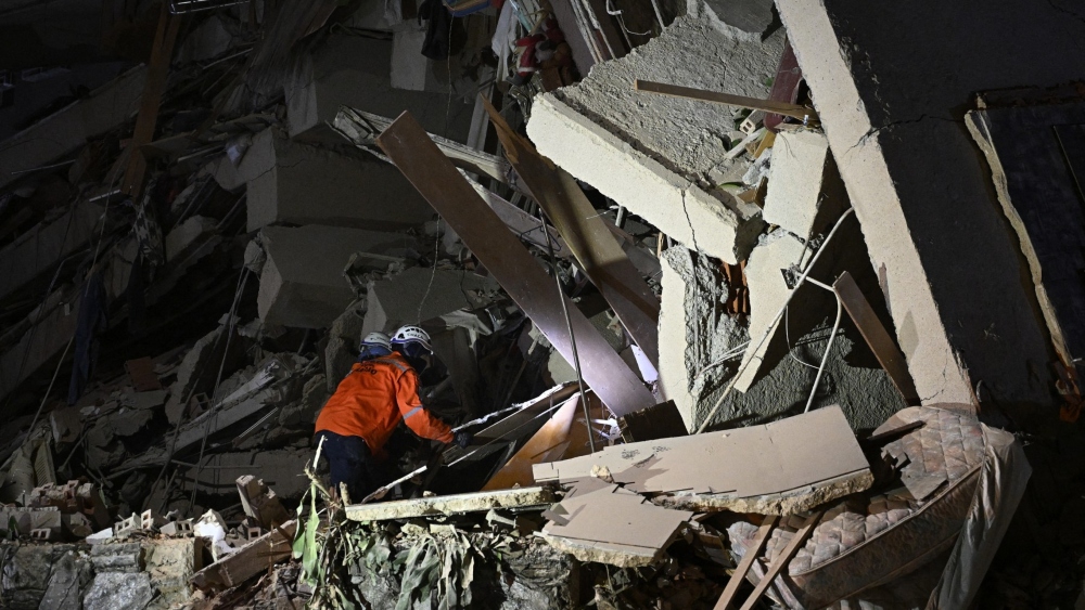 Twin earthquakes in Venezuela destroy buildings, sow panic